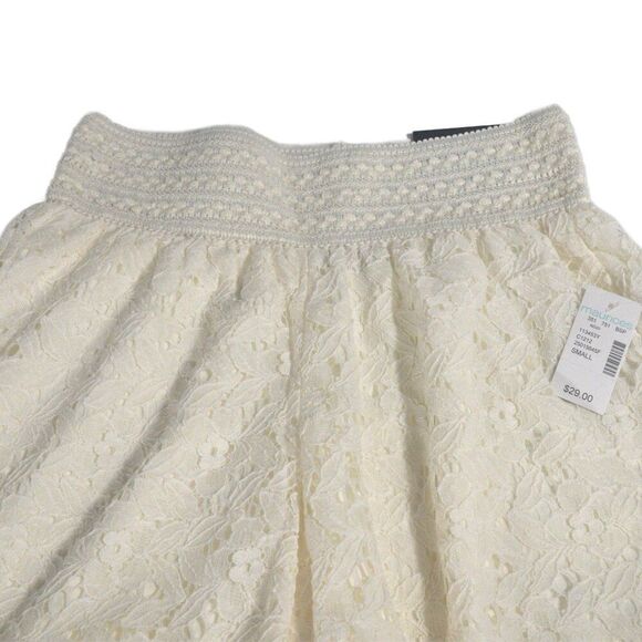 Maurices Mid Rise Cream Lace Shorts Size Small - Picture 3 of 4